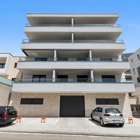 Elite マカルスカ