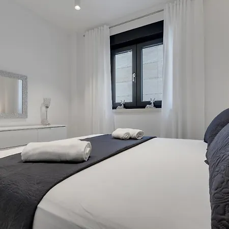 Elite マカルスカ